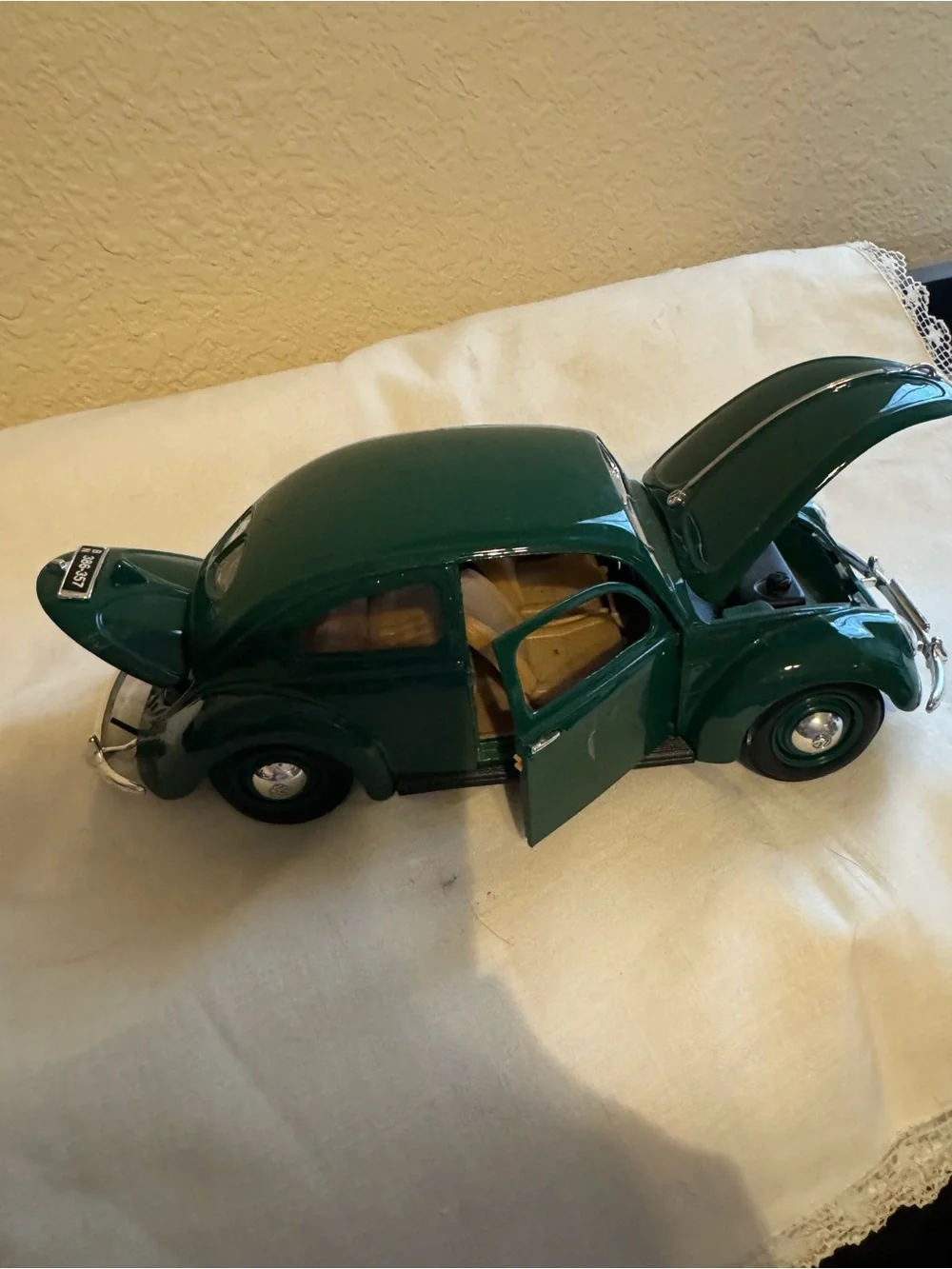 Classic Maisto 1:18 1951 Die-Cast Vintage Beetle Toy Car. Vintage Collectible